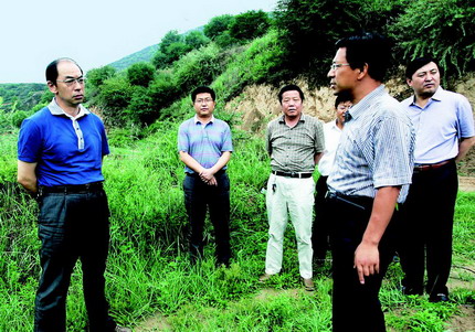 吴起县委书记刘天才(左一)调研生态建设工作.